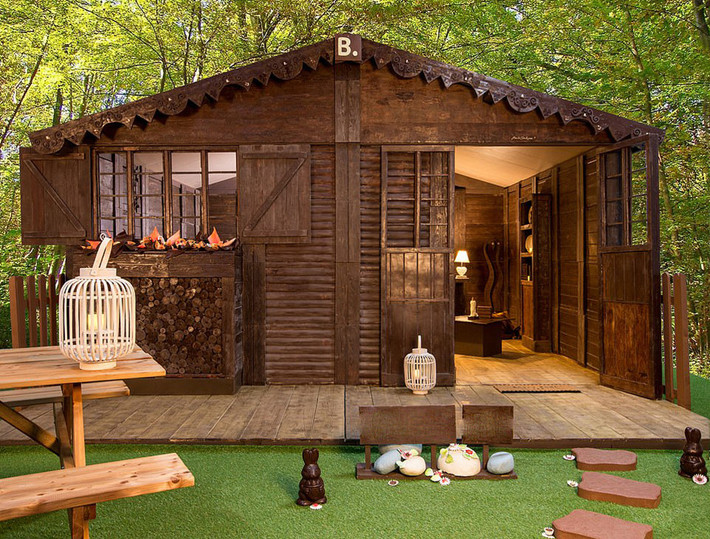 Chocolate Cottage là nhà trọ tuyệt đẹp nằm trong khu vườn Cité de la Céramique ở Sèvres, ngoại ô Paris, Pháp, được chế tác hoàn toàn bằng 1,5 tấn chocolate và đã mở cửa đón khách.