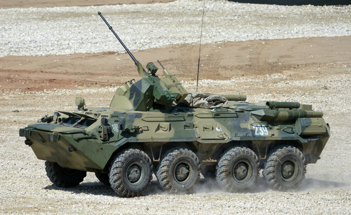 Điều đó đồng nghĩa với việc BTR-82A hoàn toàn không dùng chân vịt để lội nước mà sử dụng động cơ phun nước áp lực cao - hạn chế tối đa việc chân vịt bị mắc kẹt và có tốc độ di chuyển dưới nước nhanh hơn. Nguồn ảnh: Defence.