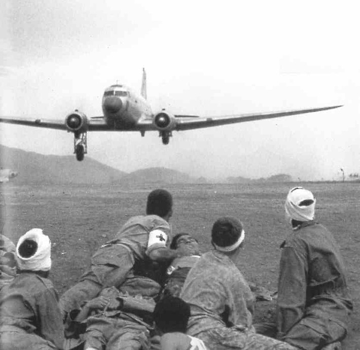 Loại máy bay được Pháp sử dụng nhiều nhất là vận tải cơ Douglas C-47 - phía Việt Minh còn hay gọi là máy bay bà già. Nguồn ảnh: Goodread.