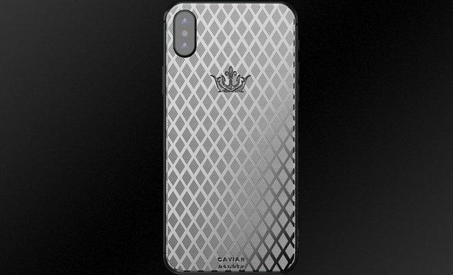 Thậm chí, Caviar đã đưa vào lớp vỏ của những chiếc iPhone Xs Max chất liệu titan siêu cứng, dày 1 mm. Với lớp vỏ đặc biệt này, những chiếc Xs Max sau khi độ xong có thể chịu được lực bắn của một viên đạn súng ngắn.