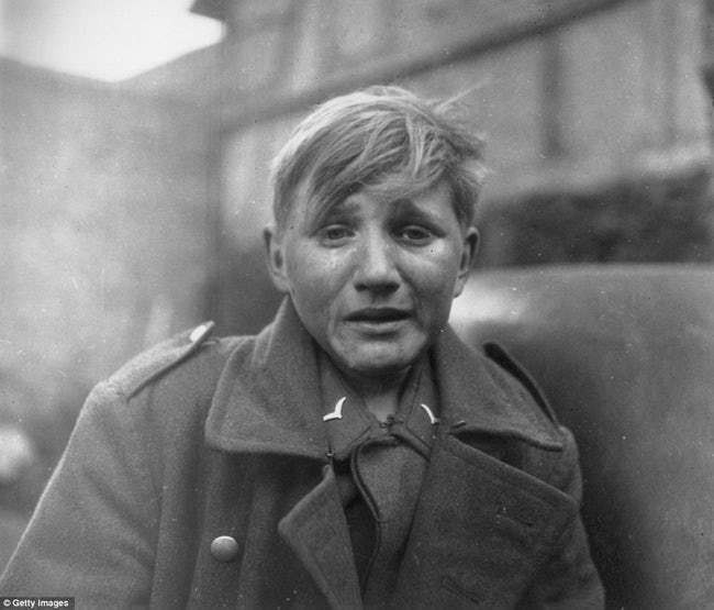 Bức ảnh nổi tiếng ghi lại hình ảnh một thiếu niên 15 tuổi phục vụ trong Đoàn thanh niên Hitler bật khóc khi nghe lệnh đầu hàng vô điều kiện qua sóng phát thanh. Nguồn ảnh: Ranker.