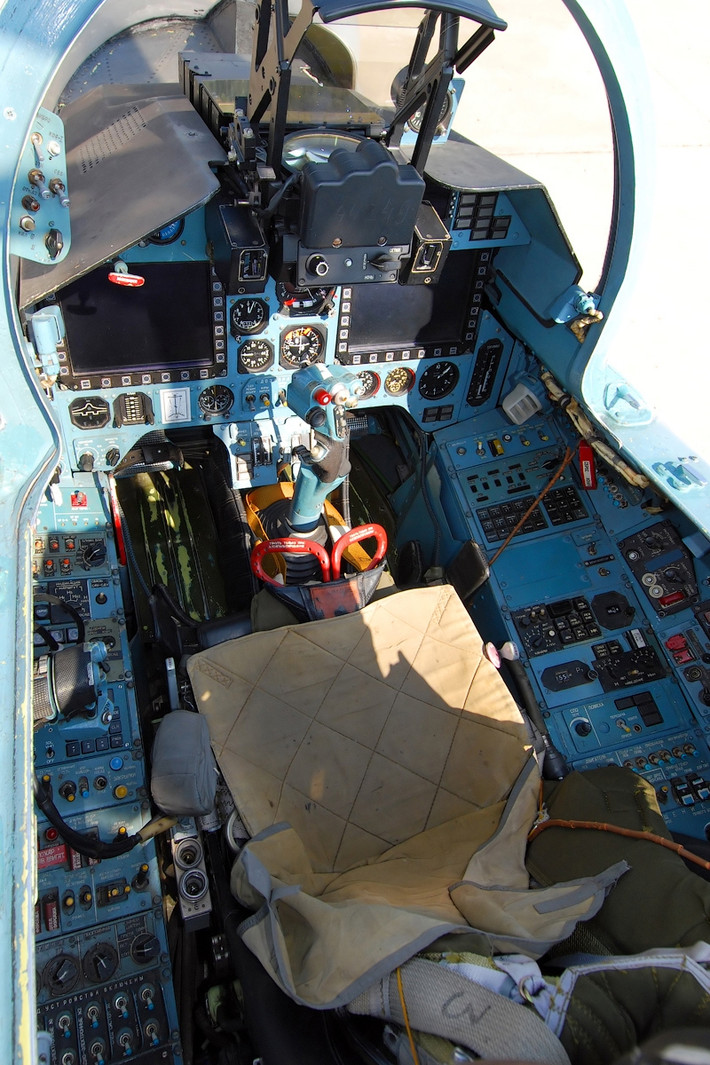 Sự vượt trội của Su-35 được thể hiện qua việc, Nga đã ép buộc Bắc Kinh phải mua một số lượng lớn chiến đấu cơ Su-35 của nước này để có được động cơ 117S trong tay. Chưa hết, truyền thông Nga còn cho rằng, việc Nga ép Trung Quốc mua Su-35S với số lượng lớn sẽ là một "đòn gượng ép" buộc các nước lân cận với Trung Quốc chi thêm tiền mua máy bay thế hệ mới hơn, thậm chí là Su-57 sau này của Nga để đối phó với Su-35S. Trong khi đó, các loại máy bay đời cũ rõ ràng đều không phải là đối thủ của chiến đấu cơ này. Nguồn ảnh: Vitli.