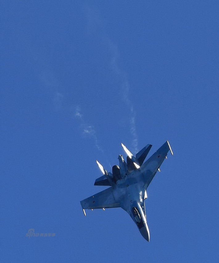 Động cơ 117S của Su-35 sử dụng công nghệ tua bin áp suất thấp và tua bin áp suất cao tiên tiến, giúp lực đẩy tổng thể của động cơ này tăng vọt lên 16%. Tuổi thọ của động cư 117S cũng tăng lên 4000 giờ - gấp đôi so với các loại động cơ kiểu cũ và khoảng cánh giữa hai lần đại tu cũng tăng lên 1000 giờ giúp giảm tải rất lớn cho quá trình hậu cần. Nguồn ảnh: Sina.