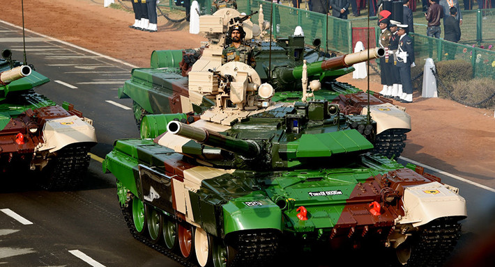 Tuy nhiên, do đòi hỏi về số lượng T-90 nhằm thay thế hoàn toàn cho các xe tăng T-72 là quá lớn, Ấn Độ vẫn song song vừa tự sản xuất, vừa tự nhập khẩu các xe tăng T-90 từ Moscow. Nguồn ảnh: Sputnik.