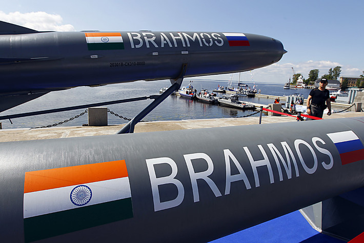 Điều này đồng nghĩa với việc các tàu chiến hay phi cơ tiêm kích sau khi triển khai tên lửa BrahMos có thể yên tâm quay đầu rút lui mà không cần quan tâm tới việc tên lửa BrahMos có đánh trúng mục tiêu hay không. Nguồn ảnh: Russia.