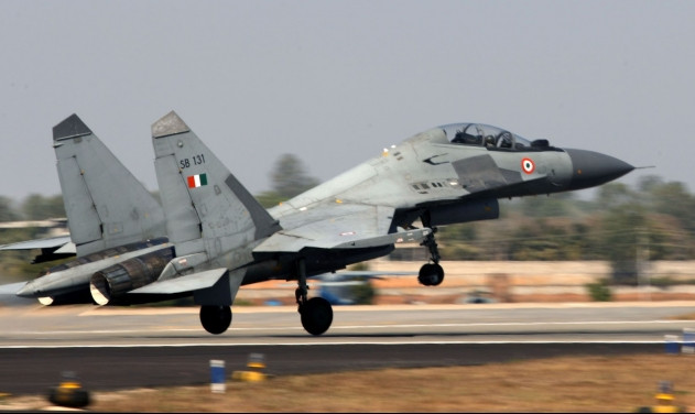 Không những vậy, phiên bản chiến đấu cơ Su-30MKI hiện vẫn được Pháp và Nga hợp tác nâng cấp cho phía Ấn Độ. Chính điều này đã cho thấy "chế độ hậu mãi có tâm" của Nga với những khách "sộp" của mình trên thị trường vũ khí. Nguồn ảnh: Defence.