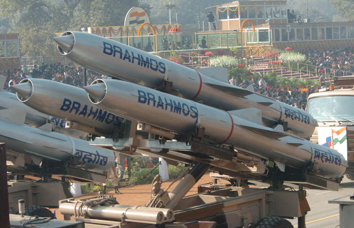 Với tầm phóng lớn như vậy, các chiến hạm mang tên lửa BrahMos hay thậm chí là tiêm kích Su-30MKI của Ấn Độ khi được trang bị loại tên lửa này hoàn toàn có thể chủ động khai hỏa ở ngoài tầm kiểm soát của đối phương. Nguồn ảnh: Tehelka.