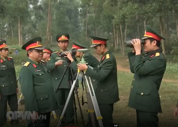 Bắt đầu từ năm 2017, trong biên chế của Việt Nam đã xuất hiện loại ống nhòm JIM LR do Pháp sản xuất. Đây được xem là một trong những loại ống nhòm hiện đại nhất Việt Nam đang sử dụng ở thời điểm hiện tại. Nguồn ảnh: QPVN.