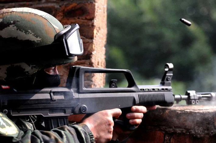 Với thiết kế bullpup, băng đạn của súng được đặt ở phía sau tay cầm khiến chiều dài nòng súng được kéo ra tối đa, tỷ lệ chiều dài nòng súng/chiều dài súng tốt hơn rất nhiều so với súng trường có thiết kế thông thường. Nguồn ảnh: QQ.
