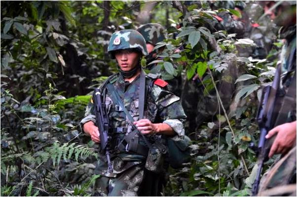 Tuy nhiên súng trường bullpup nổi tiếng là có độ "đỏng dảnh" cao, khó sử bảo quản, chi phí sản xuất đắt đỏ và có khả năng gây thương tích cho lính rất cao nếu súng gặp sự cố đạn nổ trong nòng. Nguồn ảnh: QQ.