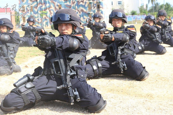 Dấu hỏi đặt ra là với giá sản xuất cực rẻ và sử dụng cỡ đạn khá lạ như vậy, không rõ Trung Quốc sẽ "bán tống bán tháo" những khẩu QBZ-95 bị loại biên đi đâu trong tương lai. Nguồn ảnh: QQ.