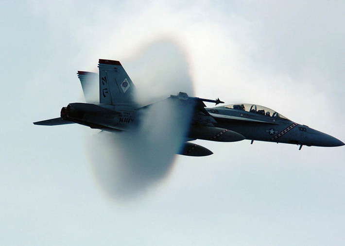 Một tiêm kích F/A-18 của Không quân Mỹ đang tạo ra bức tường không khí khi nó chuẩn bị đạt vận tốc siêu âm. Tiếng nổ siêu âm cũng sẽ phát ra sau khi bức tường này biến mất nhưng bản thân phi công sẽ không nghe thấy gì. Nguồn ảnh: Flickr.