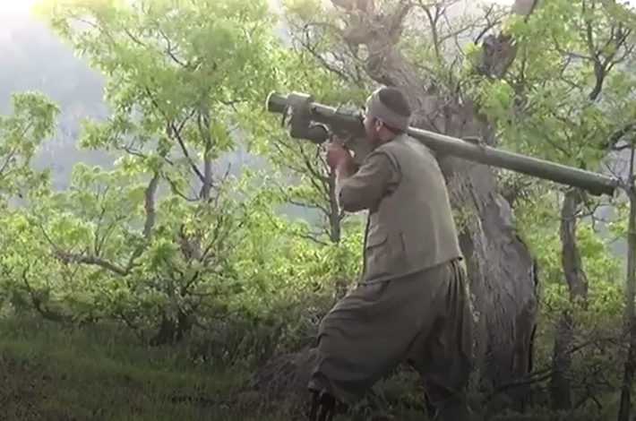 Trong đoạn video vừa được đăng tải lên mạng xã hội, một xạ thủ người Kurd với tên lửa SA-24 Grinch Igla-S đã tấn công trực thăng Cobra của người Thổ Nhĩ Kỳ chỉ bằng một phát bắn duy nhất. Nguồn ảnh: Gerila.
