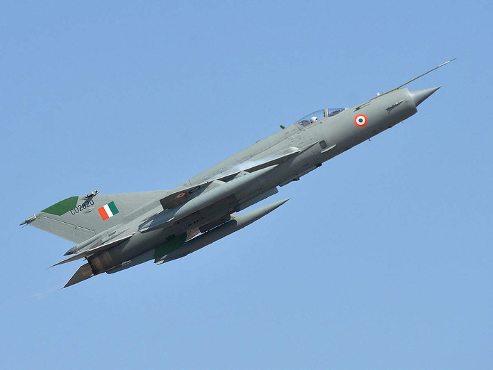 Bản thân Không quân Ấn Độ hiện cũng chỉ đang có khoảng 242 chiếc tiêm kích Su-30MKI - nghĩa là số lượng này không quá lớn, chưa thể bù đắp lại sức chiến đấu cho dàn MiG-21 trong trường hợp loại tiêm kích này bị loại biên hoàn toàn. Nguồn ảnh: Pinterest.