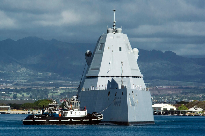 Khu trục hạm lớp Zumwalt của Mỹ được coi là một kỳ quan công nghệ dù nó có quá nhiều... lỗi. Tuy nhiên với cái giá lên tới hơn 4 tỷ USD mỗi chiếc, những công nghệ mà tàu Zumwalt mang trên mình đặc biệt là công nghệ tàng hình rõ ràng không phải là chuyện đùa. Nguồn ảnh: Sina.