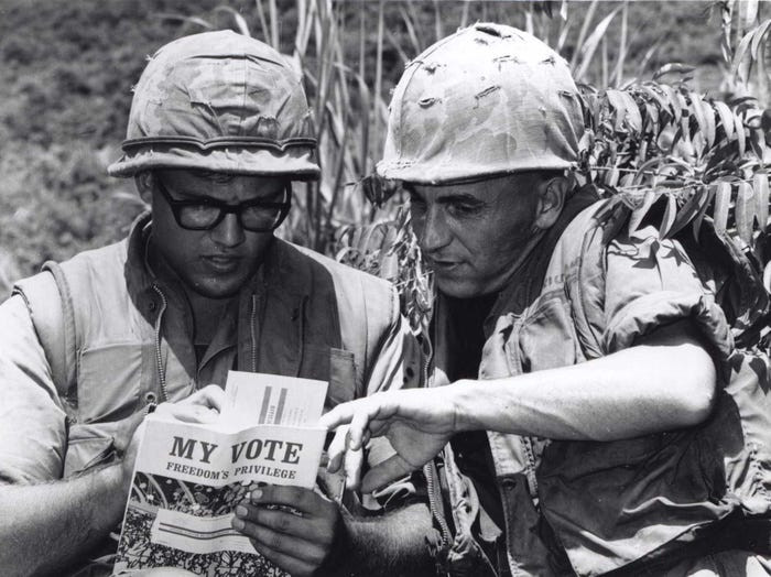Lính Mỹ ở Việt Nam bỏ phiếu bầu cử trong cuộc bầu cử Tổng thống năm 1969. Nguồn ảnh: BI.