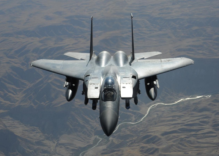 Việc sử dụng cùng lúc tới hai chiến đấu cơ F-15E cũng được coi là khá "thừa thãi" trong một phi vụ tấn công kiểu như thế này. Nhiều khả năng bản thân Mỹ cũng lo sợ các chiến đấu cơ này sẽ bị tấn công trên đường thực hiện nhiệm vụ nên phải sử dụng đến tốp hai chiếc cho "chắc ăn". Nguồn ảnh: Jetphoto.