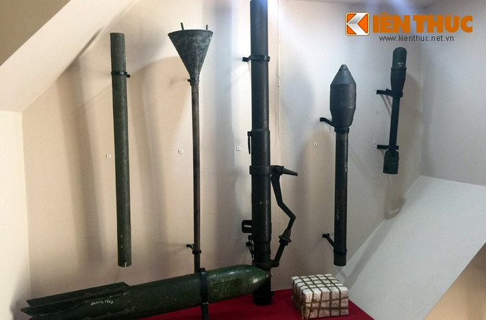 Theo các tài liệu hiếm hoi được ghi chép lại, đã từng có một chiến sĩ của Việt Minh sử dụng bom ba càng tiêu diệt được một xe tăn địch mà vẫn sống sót. Tuy nhiên vì nhiều lý do, lối đánh của chiến sĩ này vẫn không được phổ biến.