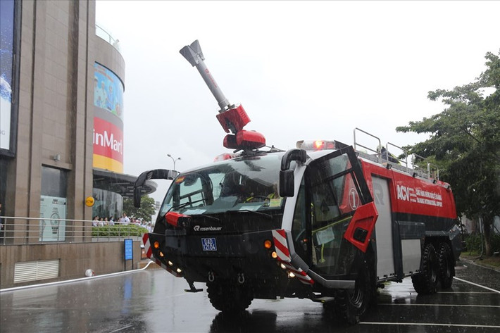 Hôm 14/10, sự xuất hiện của siêu xe cứu hỏa Rosenbauer Panther được mệnh danh "quái thú" của Cảng Hàng không Quốc tế Đà Nẵng đã thu hút sự chú ý của rất nhiều người dân. Xe cứu hỏa Rosenbauer Panther này được điều động đến cụm công trình chung cư cao cấp Azura, trung tâm thương mại Vincom Ngô Quyền và khách sạn Vinpearl Condotel Riverfront TP. Đà Nẵng, để diễn tập phương án chữa cháy và cứu nạn, cứu hộ Quốc gia 2019. Ảnh: Lao Động
