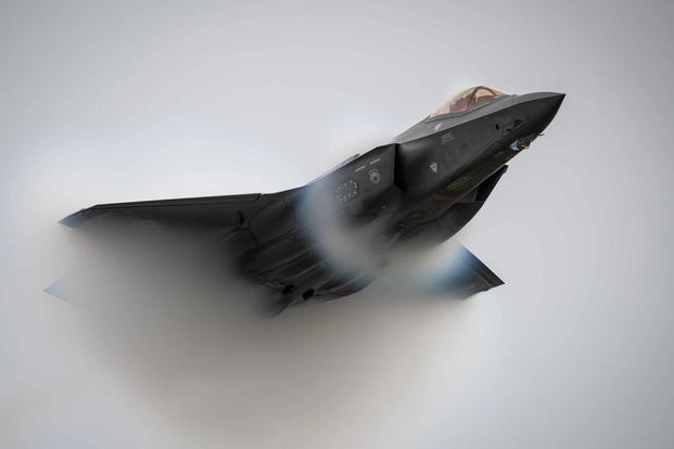 Cụ thể, Tổng thống Donald Trump cho biết, Mỹ cùng tập đoàn Lockheed Martin sẵn sàng ngồi vào bàn đàm phán với Thổ Nhĩ Kỳ ngay lập tức về thương vụ F-35, miễn là Thổ Nhĩ kỳ rút quân ở Syria và để người Kurd được yên. Nguồn ảnh: BI.