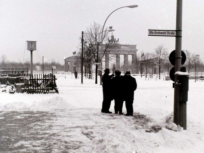 Địa điểm Unter den Linden ở Đông Berlin vào dịp Giáng sinh năm 1964. Ảnh Daily Mail.