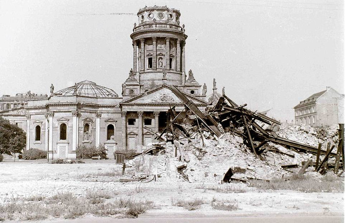 Nhiếp ảnh gia Hailstone tới địa điểm nổi tiếng nằm ở Gendarmenmarkt, đông Berlin vào ngày 11/9/1959. Bây giờ nhà địa điểm này là một trong những quảng trường du lịch thu hút nhiều khách. Còn trong ảnh, đó là một nhà thờ đổ nát nằm ở khu vực quảng trường này. Ảnh Daily Mail.