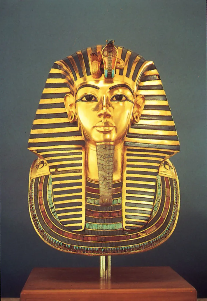 3. Râu của Hoàng đế Tutankhamun: Có một sự thật mà bạn chưa từng nghĩ đến chính là phần râu của mặt nạ Tutankhamun bị rơi trong quá trình dọn dẹp năm 2014. Các nhân viên cố gắng sửa chữa nhưng làm hỏng thêm.