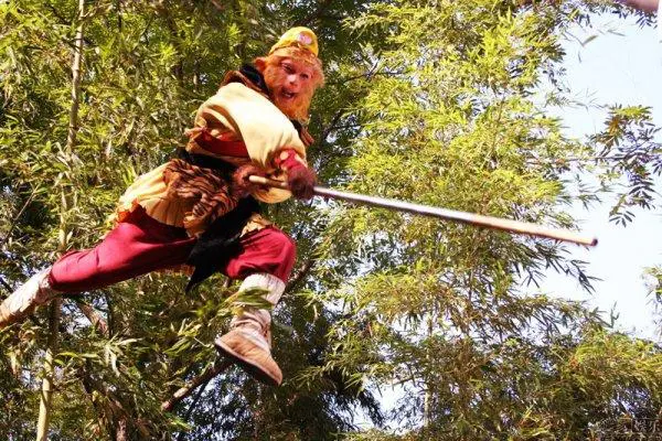 Với tính cách nghịch ngợm và mạnh mẽ, Tôn Ngộ Không xuống Đông Hải, đoạt lấy Như Ý Kim Cô Bổng và một bộ khuê giáp.