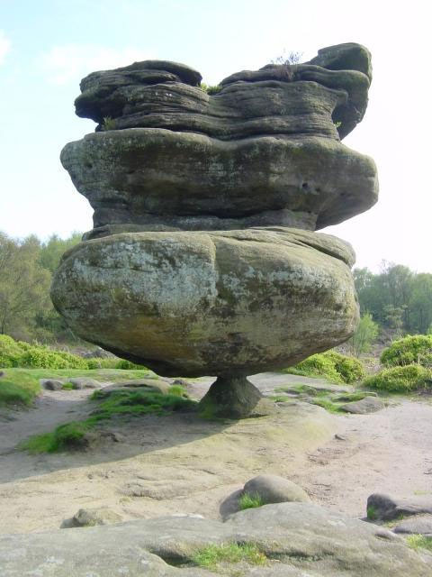 2. Ở Brimham Moor, Bắc Yorkshire, Anh, có một khối đá cân bằng trên đỉnh của một hòn đá nhỏ bên dưới, trải qua sự xói mòn của nước và gió hàng ngàn năm.