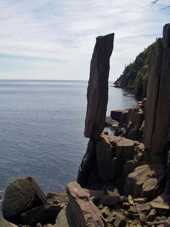 3. Tại Digby, Nova Scotia, Canada, một cột đá kỳ lạ khiến người ta cảm thấy tốt nhất nên tránh xa vì sự chênh vênh của nó.