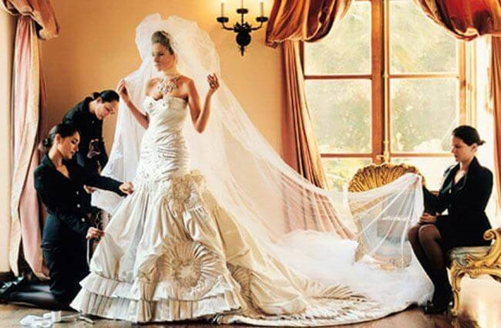 Trong đám cưới, Melanie đã chọn một thiết kế của nhà mẫu nổi tiếng thế giới Christian Dior. Theo tạp chí Vogue, thương hiệu Christian Dior mất 550 giờ làm chiếc váy cưới này.