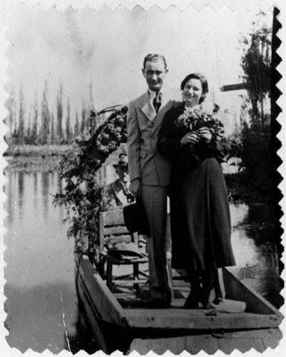 Cựu Tổng thống thứ 36 Lyndon B. Johnson kết hôn với bà Lady Bird vào ngày 17/11/1934. Trong đám cưới được cử hành tại San Antonio, Texas, chú rể mặc bộ suit sáng màu trẻ trung, cô dâu diện chiếc váy màu tối nhưng vẫn rất xinh đẹp và duyên dáng.