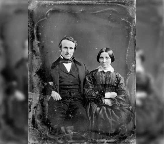 Hôn lễ của cựu Tổng thống thứ 19 của Mỹ Rutherford Richard Hayes và bà Lucy Ware Webb diễn ra vào ngày 30/12/1852, tại Cincinnati, Ohio. Trong nhật ký của mình, ông Rutherford viết: “Tôi có một tình yêu vô cùng lớn với Lucy. Cô ấy có giọng nói ngọt ngào và ánh mắt trìu mến”.
