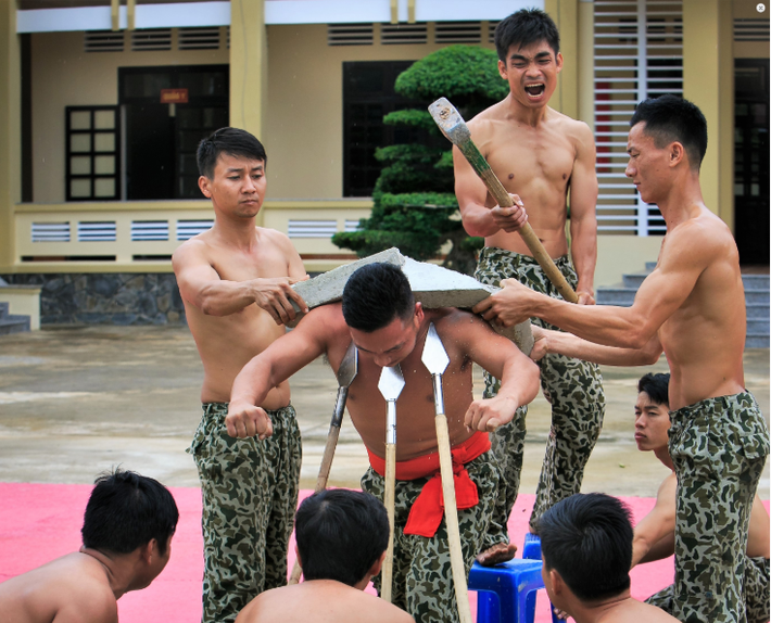 Với truyền thống “Đặc biệt tinh nhuệ, anh dũng tuyệt vời, mưu trí táo bạo, đánh hiểm thắng lớn”, dưới sự lãnh đạo của Đảng Cộng sản Việt Nam, mà trực tiếp là Đảng ủy-Thủ trưởng Bộ Tư lệnh, Bộ Tham mưu Quân khu 7, cán bộ, chiến sĩ Tiểu đoàn Đặc công 60 đã và đang ra sức rèn đức luyện tài, sẵn sàng nhận và hoàn thành tốt mọi nhiệm vụ.