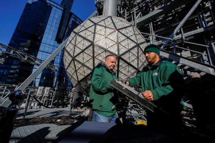 Hoạt động chuẩn bị đón Đêm giao thừa, năm mới 2019 tại New York đã tới những công đoạn cuối cùng. Một trong những hoạt động biểu tượng của thành phố mỗi dịp giao thừa chính là thả quả cầu pha lê khổng lồ. Năm nay, đơn vị thiết kế sẽ thêm 192 khối pha lê mới trên quả cầu nổi tiếng, tượng trưng cho năm 2019. Ảnh: Reuters.