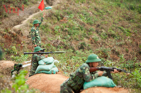 Trong suốt chặng đường dài từ lúc chuẩn bị, chuyển trạng thái sẵn sàng chiến đấu, hành quân qua các hình thế địa hình, địa vật, đồn trú quân, thực hiện nhiệm vụ chiến thuật và buổi diễn tập bắn đạn thật... đã được giáo viên và học viên hoàn thành trọn vẹn và an toàn. Trong tiết trời mùa đông giá lạnh những giọt mồ hôi đã loang dài xuống ve áo