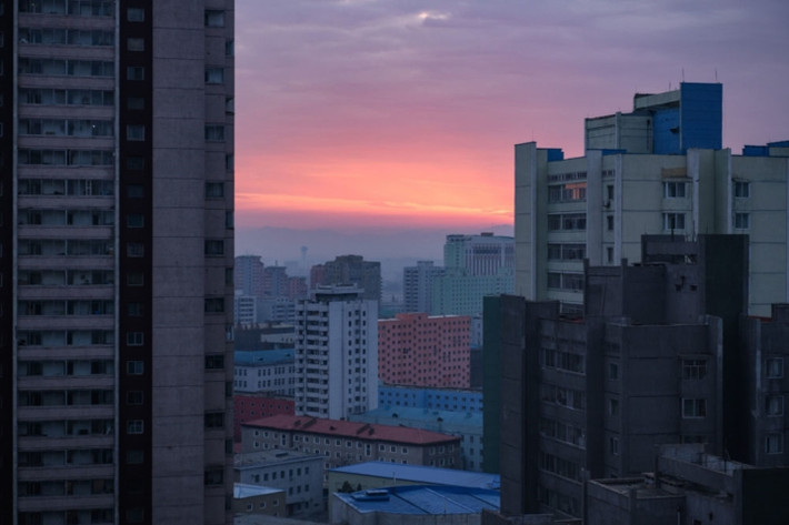 Một góc nhìn khác về thủ đô Bình Nhưỡng nhìn từ trên cao trong ánh hoàng hôn.