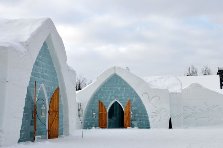 Khách sạn băng ở Quebec (Canada) này có 36 phòng. Các ghế dài trong đó được phủ lớp lông thú. Mỗi năm có hàng ngàn người tới đây để trải nghiệm.