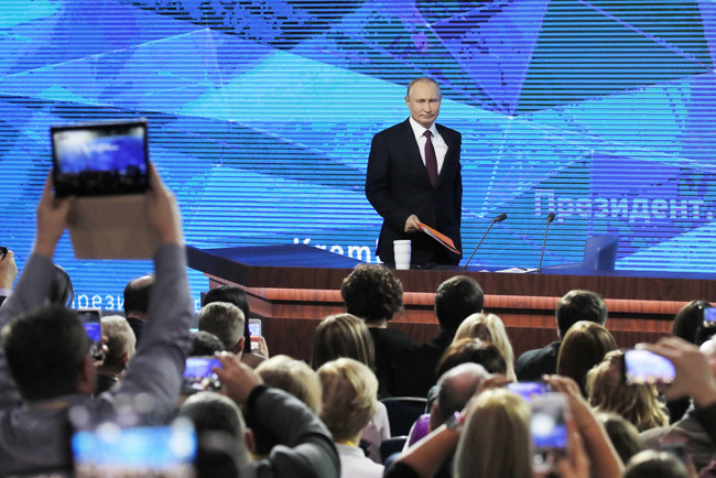 Cuộc họp báo thường niên của Tổng thống Putin không hề có giới hạn về chủ đề được bàn luận. Nhà lãnh đạo Nga thường giải đáp về các thắc mắc trong nhiều lĩnh vực liên quan tới nội địa, ngoại giao và thậm chí là về đời tư của ông. Ảnh: Sputnik