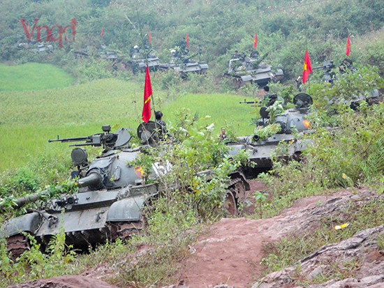 Xe tăng diễn tập địa hình đồi núi.