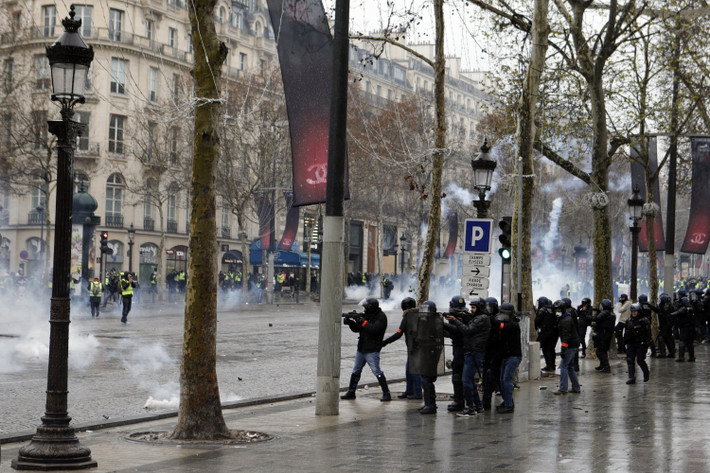 Tại Paris, quy mô của đoàn biểu tình đã giảm đáng kể so với những tuần trước, được cho là do trời mưa, lạnh cũng như do vụ xả súng ở chợ Giáng sinh tại Strasbourg vừa qua. Khoảng 4.000 người biểu tình đã diễu hành rời rạc qua một số khu phố ở thủ đô Pháp, với ít nhất 168 người bị bắt giữ. Ảnh: AP.