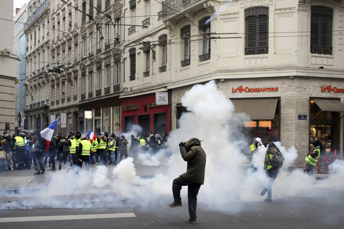 Hôm 14/12, Tổng thống Macron đã kêu gọi người biểu tình kiềm chế sau thời gian dài phong trào lan rộng trên khắp nước Pháp và gây ra nhiều thiệt hại. "Nước Pháp cần phải bình tĩnh, giữ trật tự và quay trở lại như bình thường", ông Macron nói sau cuộc họp của các nhà lãnh đạo Liên minh châu Âu (EU) tại Brussels, Bỉ. Ảnh: AP.