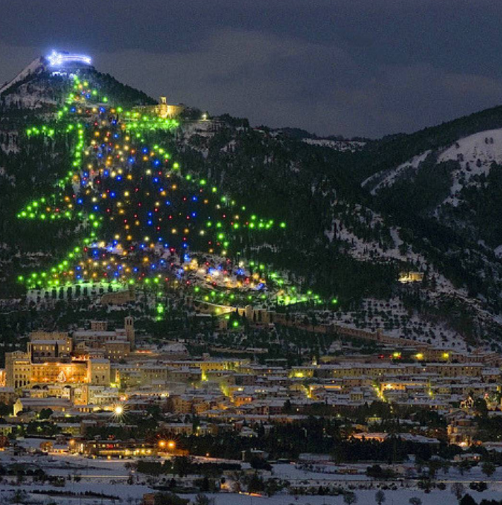 Hàng trăm cây thông ở Gubbio, Italy được gắn đèn tạo thành một cây thông khổng lồ. (Ảnh: Odyssey)