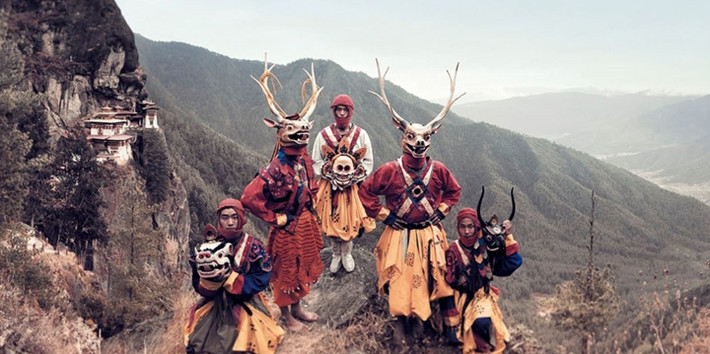Những vũ công đeo mặt nạ, Paro, Bhutan. Những vũ công này đến từ tu viện Paro Taktsang, một trong những nơi linh thiêng bậc nhất của người Bhutan.