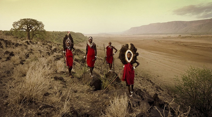 Người Masai sống ở Tarangire, Rift Escarpment, Tanzania. Tộc người này có thói quen xâu lỗ tai, đeo dao bên minh và đi săn bằng giáo.