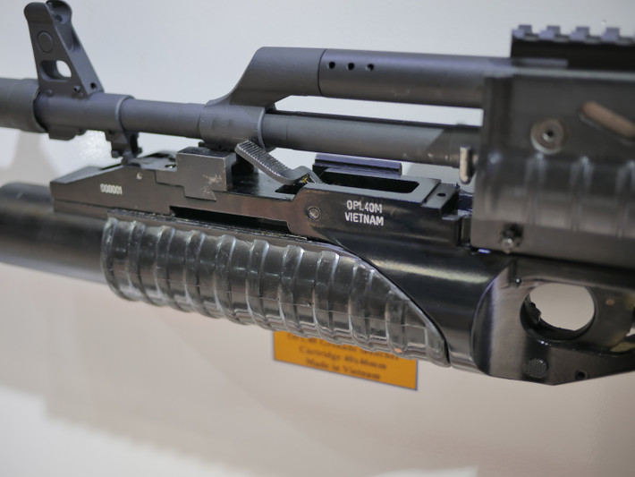 Theo đó Việt Nam mang đến IndoDefense ba mẫu súng phóng lựu cỡ nòng 40mm mới nhất của mình trong đó gồm: súng phóng lựu OPL40M kết hợp với súng trường tấn công GK3, súng phóng lựu bán tự động SPL40L và súng phóng lựu SPL40. Tuy nhiên, trong ba mẫu súng phóng lựu trên chỉ có duy nhất SPL40 là đang được Quân đội Nhân dân Việt Nam sử dụng. Nguồn ảnh: Miles V.