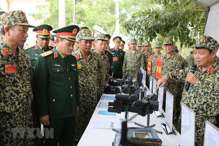 Súng ngắn Jericho 941 hay còn được Đặc công Việt Nam chú thích là “súng ngắn đặc nhiệm” được giới thiệu trong đợt Diễn tập thử nghiệm một số loại vũ khí, trang bị và chống bạo loạn năm 2018 mới đây, do Binh chủng Đặc công tổ chức tại Lữ đoàn Đặc công bộ 113. Nguồn ảnh: TTXVN.