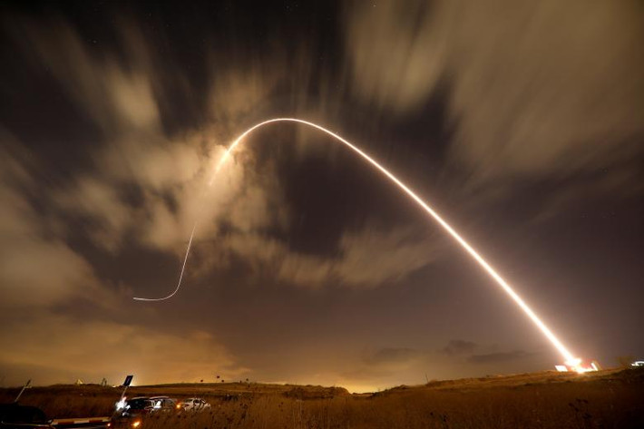 Hệ thống phòng thủ tên lửa "Iron Dome" đánh chặn một tên lửa được phóng đi từ dải Gaza về phía lãnh thổ Israel gần thành phố Sderot vào tháng 8/2018. Ảnh: Reuters.