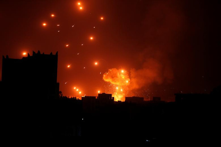 Một kho vũ khí của phiến quân Houthi phát nổ và bốc cháy dữ dội sau khi nó bị tấn công bởi các cuộc không kích của lực lượng Liên quân Ả Rập ở Sanaa, Yemen. Ảnh: Reuters.