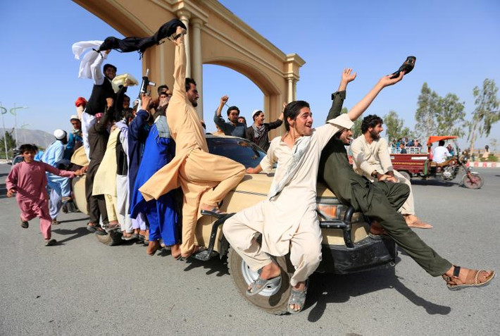 Người dân Afghanistan ăn mừng tuyên bố ngừng bắn giữa quân đội chính phủ và phiến quân Taliban và tháng 6/2018. Tuy nhiên, bạo lực vẫn tiếp diễn ở quốc gia này vài tháng sau đó. Ảnh: Reuters.